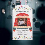 Custom Foto Ugly Christmas Sweater Geschenkanhänger<br><div class="desc">Fügen Sie Ihr individuelles Foto zu diesem Ugly Christmas Sweater Design mit Saiten von Weihnachtsbeleuchtung hinzu. Frohe Weihnachten,  Glück im neuen Jahr,  bereit,  personalisiert zu sein. Eine lustige Neuheit personalisiert Spaß Familie Weihnachtskarte.</div>