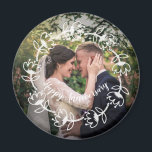 Custom Foto Wedding Happy Anniversary Magnet<br><div class="desc">Passen Sie Ihren persönlichen Hochzeitsmagnet an,  indem Sie Ihr eigenes Foto und Ihre eigenen Worte ändern. Dieser Magnet enthält einen eleganten Blumenzauber,  der perfekt zu Ihrem besonderen Tag passt:)</div>