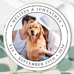 Custom Foto Wedding Runder Aufkleber<br><div class="desc">Fügen Sie Ihre Hochzeit mit diesen niedlichen Foto-Aufklebern die Touch zum Abschluss hinzu. Ideal, um Ihre Gastgeschenke Hochzeiten an alle Ihre Gäste zu kennzeichnen, und für Umschlagaufkleber, die Dankkarten aussenden . Passen Sie diese Foto-Aufkleber mit Ihrem Lieblings-Paare-Foto, Hund der Ehre Foto, oder Ihr frisch verheiratetes Foto mit Ihrem Hund, personalisieren...</div>