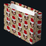 Custom Funny Christmas Weihnachtsmannmütze Face Fo Große Geschenktüte<br><div class="desc">Ein lustiges personalisiertes Weihnachtsverpackungspapier mit Ihrem individuellen Foto. Dieses maßgeschneiderte Weihnachtsmannmütze- und Gesichtspackpapier-Design ist eine wunderbare Möglichkeit, Ihre Geschenke und Geschenke personalisiert zu machen. Lustvolles und niedliches Weihnachtsgebäck mit kraftvollem Hintergrund. Passen Sie das Weihnachtsgesicht an und machen Sie Ihr eigenes lustiges Gesichtsverpackungspapier.</div>