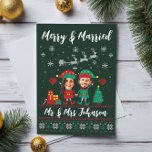 Custom Funny Face Merry und Merried Christmas Elf Feiertagskarte<br><div class="desc">Feiern Sie Ihr erstes Verheiratetes Weihnachtsfest mit dieser Custom Funny Face "Merry and Merried" Weihnachten Elf Card! Diese festliche Karte ist mit jedem beliebigen Namen individuell anpassbar und ist ideal für Paare,  die ihren Feiertagsszauber teilen und ihre erste Urlaubssaison gemeinsam auf eine unterhaltsame und einzigartige Weise markieren.</div>