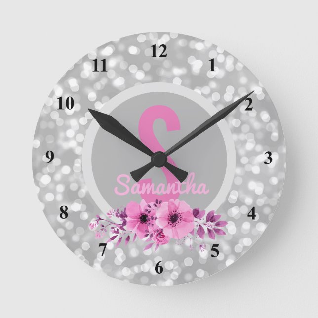 Custom Girls Name Girly Silver Bokeh Pink Flowers Runde Wanduhr (Vorderseite)
