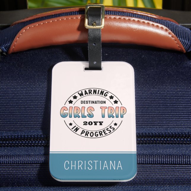 Custom Girls Trip in Progress Funny Gepäckanhänger (Vorderseite Insitu 2)