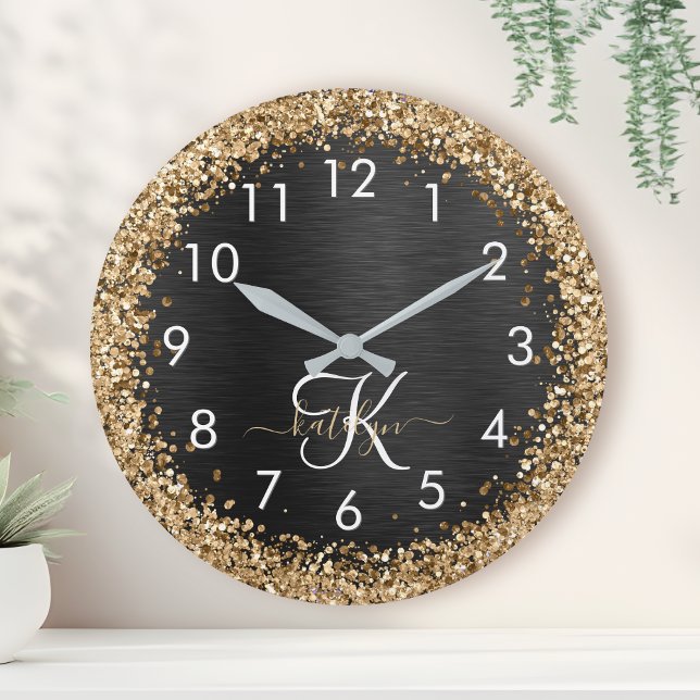 Custom Gold Glitzer Black Sparkgram Monogram Runde Wanduhr (Von Creator hochgeladen)