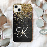 Custom Gold Glitzern Black Funkelnd Mit Monogramm iPhone 14 Plus Hülle<br><div class="desc">Dieses elegante und stilvolle Handy-Gehäuse mit hübschem vergoldetem Glitzer aus Rose auf schwarz gebürstetem metallischem Hintergrund ist einfach zu personalisieren.</div>