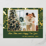 Custom Gold Holly Berry Blätter Schneeflocken Must Folien Feiertagspostkarte<br><div class="desc">Einzigartige, klassische, trendige, hübsche und dekorative Weihnachtsfeiertage und Happy New Year Grußkarte. Mit Raum zum Anpassen oder Personalisieren mit einem Foto, Familiennamen oder Namen, und Text Ihrer Wahl. Niedliche goldene Schneeflocken, Holly Beries und Blätter und Laubäume auf einem klassischen dunkelgrünen Hintergrund. Und eine anpassbare Saison Gruß Gedicht auf der Rückseite...</div>