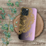 Custom Gold Mandala Art Muster auf rosa Lila Case-Mate iPhone Hülle<br><div class="desc">Zeitgenössische Imitate glänzen Mandala-Rosette-Muster. Mit Raum zum Anpassen oder Personalisieren mit Monogramm oder Initial Ihrer Wahl. Schönes, modernes und cooles Cover für den Trend-erfahrenen und kunstliebenden angesagten Trendsetter, künstlerischer Motiv-Liebhaber, der will, ihr Handy vor Staub und Schmutz, Abnutzung und Tränen zu schützen. Dieses Design ist erhältlich Apple iPhone 6, 7...</div>