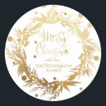 Custom Gold White Christmas Eucalyptus Wreath Runder Aufkleber<br><div class="desc">Hier ist eine schöne Wahl, um Ihre Weihnachtsgeschenke, Goodies, Kuverts oder sonst wo Sie vielleicht gewollt, um Grüße in dieser Weihnachtszeit zu senden. Dieses Design zeichnet sich durch einen prächtigen Kranz von Eukalyptus-Sprigs, Blätter und Blattwerk mit Beeren in Imitaten goldenen Folie aus. Im Inneren des Kranzes sind die Worte "Frohe...</div>