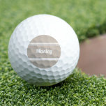 Custom Golfer Sports Classigram Tan Brown Golfball<br><div class="desc">Eigene Golfbälle beweisen, dass Sie das Loch in einem got haben! Klassisches Design mit einem individuelle Name oder Text bis zu zehn Zeichen in modernem Skript und einem doppelten Rahmen. Skript und Grenze sind in Weiß auf einem beliebten khaki bräunlichen Hintergrund. Die Farbe von Hintergrund und Schriftart lässt sich mit...</div>