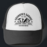 Custom Grandpas Garage Funny Mechanic Opa Truckerkappe<br><div class="desc">Custom Großvater Garage Trucker Hut mit Kindernamen und Jahr! Perfekt für den handlichen Großvater,  der alles repariert. Ein lustiges,  personalisiertes Geschenk für den Vatertag,  Geburtstage,  ein Geschenk für Großvater oder Ihre Lieblings-Heimat-Legende.</div>
