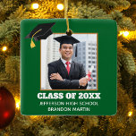 Custom Green Abschluss Senior Portrait Foto 2025 Keramikornament<br><div class="desc">Dieses maßgeschneiderte grüne goldene Senior Graduate Weihnachtsschmuck zeigt Ihr Abschluss Foto unter einem schwarzen Graduierdeckel. Personalisieren Sie Ihre Unterrichtszeit,  Schule und nennen Sie ein tolles Geschenk für einen geschlossen Schüler.</div>