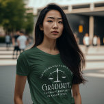 Custom Green White Law School Abschluss T-Shirt<br><div class="desc">Dieser Abschluss T - Shirt der Volksschule für grünes Recht zeigt eine weiße Typografie für eine Klasse von 2024 Absolventen. Stellen Sie sich mit Ihrem geschlossen Jahr unter den Maßstäben der Gerechtigkeit für einen großen personalisierten Gedenkanwalt Abschlag für ihre Uni oder Universität.</div>