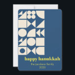 Custom Hanukkah Blue Geometric Modern einzigartig Feiertagskarte<br><div class="desc">Feiern Sie das Festival der Lichter mit dieser wunderschön gestalteten Hanukkah-Karte mit einem modernen geometrischen Muster in Creme und Marineblau. Dieses Design ist perfekt, um warme Wünsche mit Familie und Freunden zu teilen, und verbindet zeitlose Eleganz mit einem frischen, minimalistischen Stil. Es ist mit dem Namen und dem Jahr Ihrer...</div>