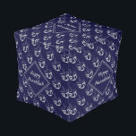 Custom Hanukkah Dreidel Hocker<br><div class="desc">Stilvolle Mitternachtsnacht blau CUBE POUF zum Feiern von HANUKKAH. Navy und silber graue Farbe Thema mit allen über silbergrauen DREIDEL Print. Auf jeder Seite (nicht verlinkt) gibt es einen anpassbaren Platzhalter-Text, der HAPPY HANUKKAH sagt, damit Sie mit Ihren eigenen Begrüßungen und/oder Namen (ähnlicher Länge) personalisieren können. Matching-Wohngestaltung und andere Artikel...</div>