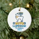 Custom Happy Llamakkah Happy Hanukkah Keramik Ornament<br><div class="desc">Suchen Sie nach großen Geschenken für Chrismukka,  Weihnachten oder Hanukkah? Karo diesen Artikel und unsere komplette Sammlung von lustigen,  einzigartigen personalisierten Gegenständen für diese besondere Person in deinem Kreis.</div>