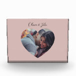 Custom Heart Foto Newlyweds Wedding-Geschenk<br><div class="desc">Eine angenehme,  helle Frühlingsholzfarbe präminiert. Minimalistische,  moderne,  schicke,  pastellfarbene Ästhetik in minter fester Farbe. Minze Wohngestaltung,  minte Dekoration der Hochzeitsfeiern ästhetisch,  Minzküche,  Minzfarbe.</div>