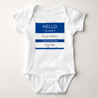 Custom HELLO Mein Name Pronouns ist Abzeichen Baby Strampler