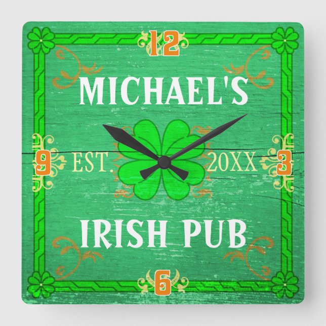 Custom Home Bar Irish Pub Green Wood with Name Quadratische Wanduhr (Vorderseite)