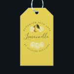 Custom Homemade Limoncello Gelb Geschenkanhänger<br><div class="desc">Elegantes und modernes limoncello-Geschenkschild mit dem limoncello-Text, hausgemacht mit Liebe und Ihrem Namen in chic script kalligraphie und moderne Typografie auf einem beleuchtbaren gelben Hintergrund mit einer stilvollen Touch von hübschen Aquarelllemon und Zitronenslicen. Fügen Sie einfach Ihren Namen oder Ihre Firma hinzu. Exklusiv für Sie entworfen von Happy Dolphin Studio....</div>