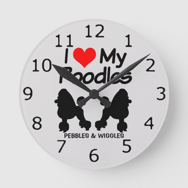 CUSTOM I Liebe meine zwei Poodle Hunde Runde Wanduhr (Vorderseite)