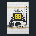 Custom Ice Hockey Design Geschirrtuch<br><div class="desc">Ein einzigartiges und lustiges Sportdesign mit einem personalisierten Eishockey-Trikot, das in einem Spind-Raum mit Helm, Eis-Skaten und Hockeystick hängt. Das Jersey kann mit der Anzahl und dem Namen Ihrer Wahl personalisiert sein, um ein tolles Geschenk für jeden Eishockeyfan, Eishockeytrainer oder Eishockeyspieler zu machen. Andere Farben sind in unserem Shop erhältlich...</div>