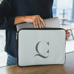 Custom Initial l Elegant Classy Green Mit Monogram Laptopschutzhülle<br><div class="desc">Fügen Sie Ihre erste l Monogram Klasse Soft Green Laptop-Hülle Dieser Laptop-Ärmel ist aus einem weichen und leichtgewichtigen Material,  das Ihrem Laptop maximalen Schutz bietet. Das Design ist stilvoll und elegant,  mit einem Monogramm-Brief Ihrer Wahl,  was es perfekt macht,  um Ihren Laptop zu personalisieren.</div>