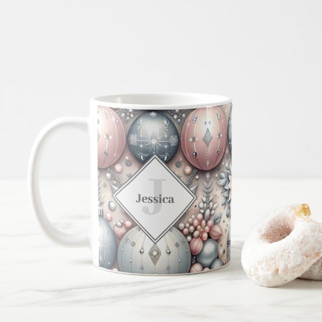Custom Initial Silver and Pink Christmas Baubles Kaffeetasse (Mit Donut)