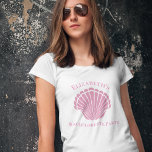 Custom Junggeselinnen-Abschied Seashell Beach Wedd T-Shirt<br><div class="desc">Hübsche rosa Muschel monogramm Strand Hochzeit Brautparty T - Shirt für eine Hochzeit in Urlaubsort auf einer tropischen Insel mit niedlichen Muscheln. Bestellen Sie dieses schöne mit Monogramm Tee für Ihre Brautmädchen und Trauzeugen,  um an einem Junggeselinnen-Abschied mit Ihrer Trauzeugin zu tragen.</div>