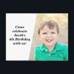 Custom Kids Foto Geburtstagsparty Chic Black Text Einladungspostkarte<br><div class="desc">Bestellen Sie diese personalisierten Kindergeburtstag-Einladungen mit anpassbaren Feldern auf der Rückseite der Postkarte für den Standort, das Datum und die Uhrzeit Ihres Party. Legen Sie das Foto Ihres eigenen Kindes neben dem minimalistischen schwarzen Text und dem weißen Hintergrund ein. Fügen Sie ihre Party-Informationen auf dem Schwarz dieser benutzerdefinierten Karte hinzu....</div>
