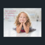 Custom Kids Foto Geburtstagsparty Girl Pink Einladungspostkarte<br><div class="desc">Bestellen Sie diese personalisierten Kindergeburtstag-Einladungen mit anpassbaren Feldern auf der Rückseite der Postkarte für den Ort, das Datum und die Uhrzeit Ihres Party. Legen Sie das Foto Ihres kleinen Mädchens neben dem rosa Text ihres Namens und ihres Alters ein. Fügen Sie ihre Party-Informationen auf der Rückseite dieser einfachen, klassischen Einladung....</div>