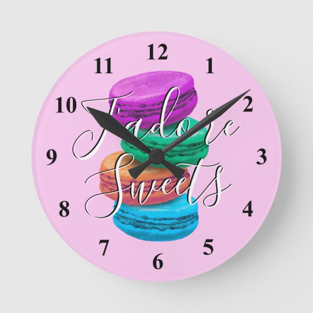 Custom kitchen wall clock with French macaron art Runde Wanduhr (Vorderseite)