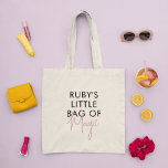 Custom Little Tag of Magic Minimalistisch Modern Tragetasche<br><div class="desc">Diese Tasche ist ein stilvolles und funktionales Accessoire, das das Beste beider Welten verbindet: lustige und spielerische Typografie mit einem minimalistischen Design, das sie vielseitig und leicht mit jedem Outfit zu tragen macht und eine Touch von Eleganz und Eleganz in das Gesamtbild fügt. Das Typografie-Design ist kühn und auffällig, mit...</div>