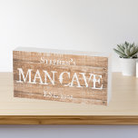 Custom Man Cave Personalisierte Geschenke Holzkisten Schild<br><div class="desc">Dieses Design kann in dem Bereich personalisiert werden, der durch das Ändern des Fotos und/oder Textes zur Verfügung gestellt wird. Sie können auch angepasst werden, indem Sie auf Vorlage personalisieren klicken und dann auf die Schaltfläche klicken, um weitere Optionen anzupassen, um die Hintergrundfarbe zu löschen oder zu ändern, Text hinzuzufügen,...</div>