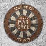 Custom Man Höhle Rustic Dartboard Dartscheibe<br><div class="desc">Personalisieren Sie dieses Dartboard mit Ihrem Familiennamen und festem Datum. Entworfen für Sie von BlackBerry Boulevard.</div>
