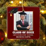 Custom Maroon Abschluss Senior Foto 2025 Keramikornament<br><div class="desc">Dieses maßgeschneiderte Maroon Rot Senior Graduate Weihnachtsschmuck zeigt Ihr Abschluss Foto unter einem schwarzen Graduierdeckel. Personalisieren Sie Ihre Unterrichtszeit,  Schule und nennen Sie ein tolles Geschenk für einen geschlossen Schüler.</div>