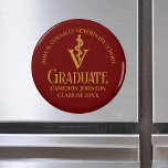 Custom Maroon Gold Veterinary School Abschluss Magnet<br><div class="desc">Dieser moderne Magnet für Tiermedizin-Graduiertengruppen der Messe zeichnet sich durch den Namen des Uni-Graduate in elegantem Goldskript für die Klasse von 2024 aus. Mit Ihrer Hochschule unter dem Tierarzt Medizin Caduceus für einen großartigen Abschluss für einen DVM.</div>