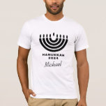 Custom Matching Hanukkah 2024 Menorah Minimalistis T-Shirt<br><div class="desc">Benutzerdefinierter T - Shirt für Ihre ganze Familie und Freunde - Geben Sie die Namen,  die Sie gewollt,  um auf jedem T-Shirt zu sehen,  um niedliche Match-Set zu erstellen!</div>