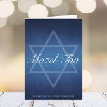 Custom Mazel Tov Bar Mitzvah Blue Star von David Karte<br><div class="desc">Schöne dunkelblaue Farbtöne schaffen eine Textur wie Wasser auf dieser offiziellen Mazel Tov Karte für eine Bar oder Bat Mitzvah oder andere jüdische Veranstaltung. Elegantes,  weißes,  minimalistisches Design mit dem Namen Ihres Sohnes oder Ihrer Tochter unter dem subtilen Star of David.</div>