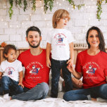 Custom Mele Kalikimaka Santa Hawaiian Weihnachten T-Shirt<br><div class="desc">Feiern Sie Weihnachten mit einer tropischen Drehung! Dieser T - Shirt der Custom Mele Kalikimaka verfügt über einen Santa in einem hawaiianischen Shirt entspannt und eine Sonnenbrille mit einem Surfbrett. Personalisieren Sie es mit Ihrem Familiennamen, dem bevorzugten Ziel Hawaiis und Jahr. Dieses Shirt ist perfekt geeignet, um Ihren Feierlichkeiten eine...</div>