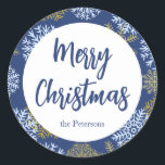 Custom Mercury Christmas Blue Winter Snowflakes Runder Aufkleber<br><div class="desc">Dieses festliche Aufkleber-Label zeichnet sich durch ein dunkelblaues,  weißes und goldfarbenes Schneeflockendesign aus,  mit den Worten Frohe Weihnachten und Deinen eigenen individuelle Name oder Text unten. Perfekt für Ihre Urlaubsgeschenke Geschenke Bedürfnisse!</div>