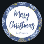 Custom Mercury Christmas Blue Winter Snowflakes Runder Aufkleber<br><div class="desc">Dieses festliche Aufkleber-Label zeichnet sich durch ein dunkelblaues, weißes und goldfarbenes Schneeflockendesign aus, mit den Worten Frohe Weihnachten und Deinen eigenen individuelle Name oder Text unten. Perfekt für Ihre Urlaubsgeschenke Geschenke Bedürfnisse!</div>