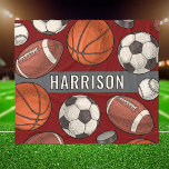Custom Mit Monogramm Deep Red Sports Fleecedecke<br><div class="desc">Ideal für Sportler aller Altersgruppen und Familien für sportliche Veranstaltungen. Bleibe dich bei kalten Fußball-, Fußball-, Hockey- und Basketballspielen auf und kuschle mit dieser mit Monogramm gemusterten Fleecedecke auf der Couch. Enthält ein cooles und einzigartiges illustriertes Grenzmuster von Sportbällen und Hockeypucks zusammen mit modernen benutzerdefinierten alle Kaps umrissenen Text, der...</div>