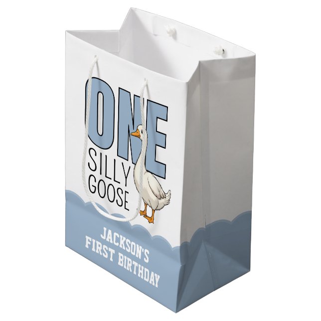 Custom Modern Blue One Silly Goose First Birthday Mittlere Geschenktüte (Vorderseite Schrägansicht)