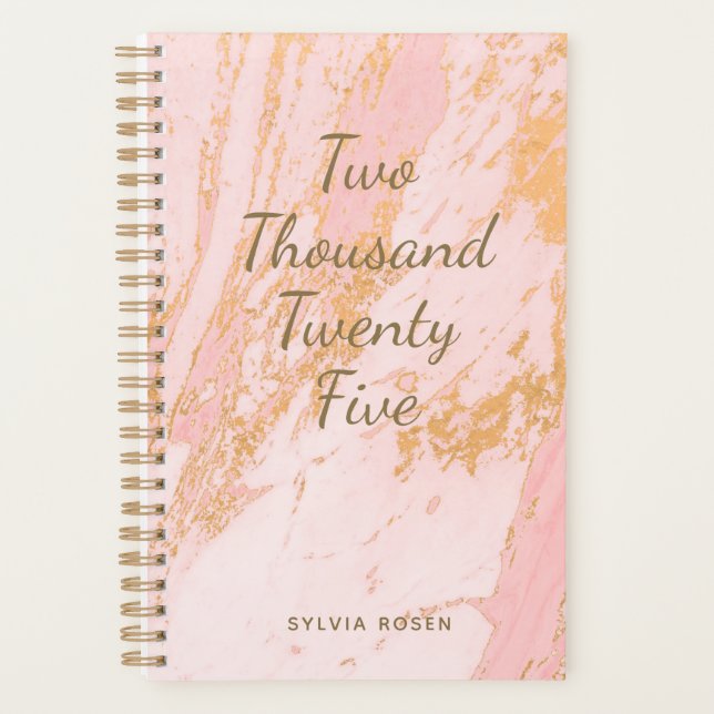 Custom Modern Blush Gold Marmor Girly Name 2025 Planer (Vorderseite)
