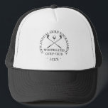 Custom Modern Golf Club Turnier Truckerkappe<br><div class="desc">Diese Hüte sind ideal für alle Golfklubturniere mit klassischem Kranz- und Golfballdesign. Personalisieren Sie Ihre Veranstaltung mit dem Namen des Golfturniers,  dem Clubnamen und dem Jahr. Entwickelt von Thisisnotme©</div>