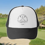 Custom Modern Golf Club Turnier Truckerkappe<br><div class="desc">Diese Hüte sind ideal für alle Golfklubturniere mit klassischem Kranz- und Golfballdesign. Personalisieren Sie Ihre Veranstaltung mit dem Namen des Golfturniers,  dem Clubnamen und dem Jahr. Entwickelt von Thisisnotme©</div>