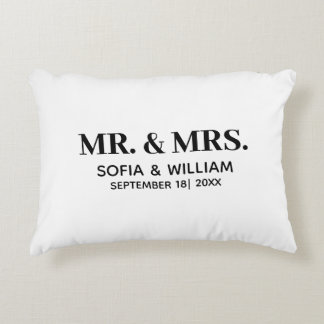 Custom Modern Mr. and Mrs. Wedding Dekokissen
