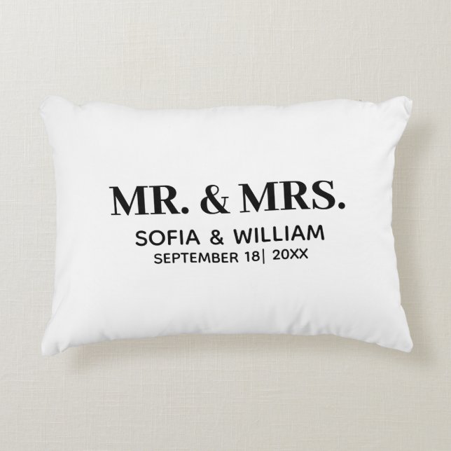 Custom Modern Mr. and Mrs. Wedding Dekokissen (Vorderseite)