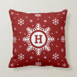 Custom Monogram Christmas Snowflake Kopfkissen Kissen<br><div class="desc">Individuelles Monogramm Weihnachtskissen. Personalisiertes rotes Kissen mit weißen Schneeflocken. Große Schneeflocke in der Mitte des Kissens,  wo Sie Ihren ersten Platz hinzufügen können. Einzigartiges Weihnachtskissen für die Wohngestaltung - personalisiert mit Ihrem Monogramm.</div>