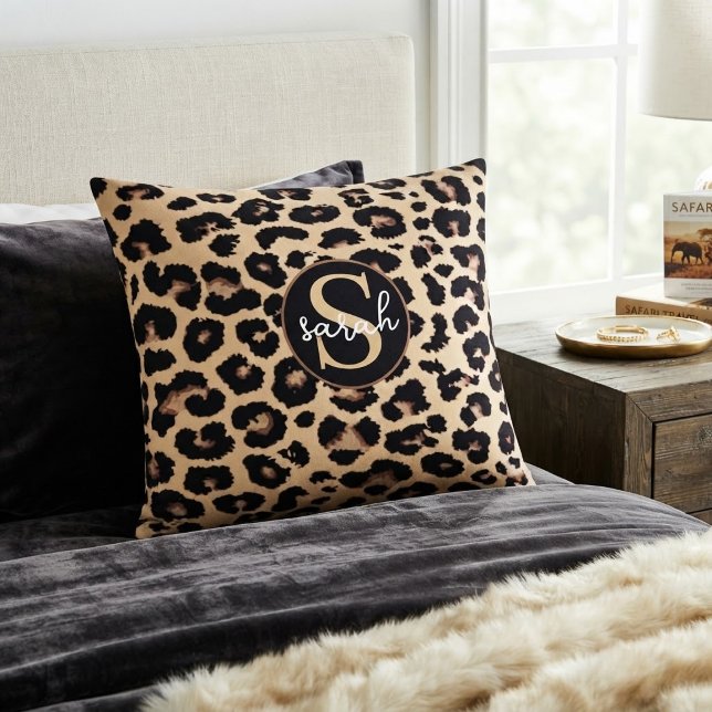 Custom Monogram Initial & Name Chic Leopard Print  Dekokissen (Von Creator hochgeladen)